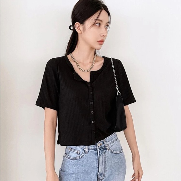 Black solid ribbed knit crop tee - Picture 2 of 7